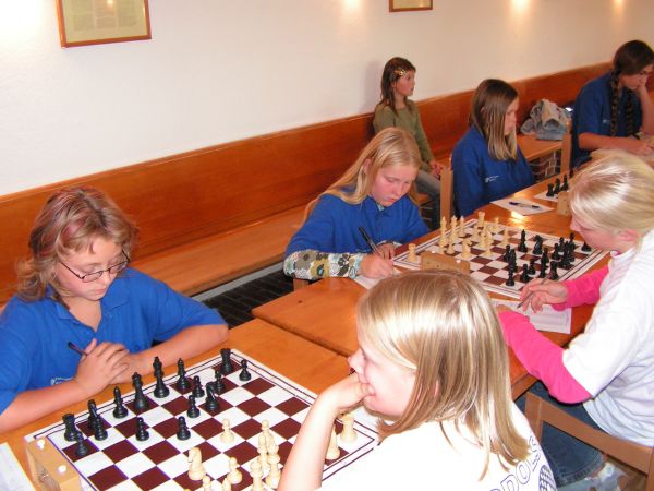 Die u14w-Mannschaft bei der Norddeutschen Vereinsmeisterschaft 2007, v.l.n.r.: Vanessa Rais, Anne Schnemann, Luisa Schrtter, Julia Rusch (Johanna Kaeding im Hintergrund)