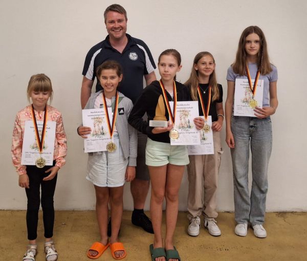 Die u12w-Mannschaft bei der Norddeutschen Vereinsmeisterschaft 2024 in Binz, v.l.n.r.: Hanna Haase, Emma Subocz, Barbara Subocz, Leni Zietz und Sophie Briese, mit Betreuer Michael Ehlers; Foto: Ronja Wilke