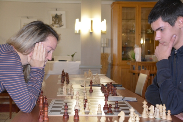 Großmeisterin Elisabeth Pähtz gegen Paul Briese; Foto: Gerd Zentgraf