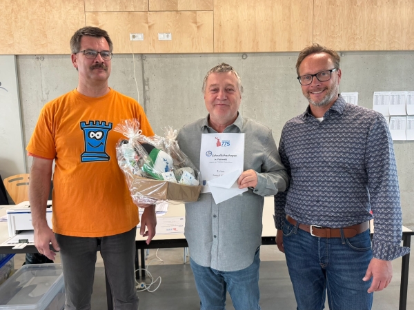v.l.: Matthias Schmekel (Schiedsrichter), Frank Kuno (Sieger) und Marko Schmidt (stellv. Bürgermeister Pasewalk); Foto: Nicole Herrmann