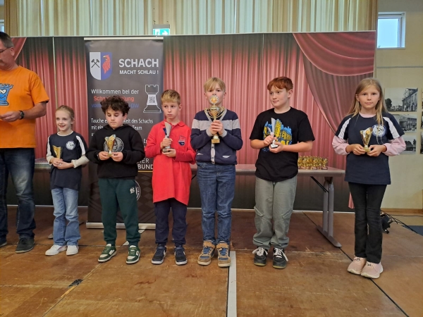 Preisträger WK I, Charlotte John (links u8w 1.) und Hanna Haase (rechts u10w 1.), beide SAV Torgelow; Foto: Anja Wilke