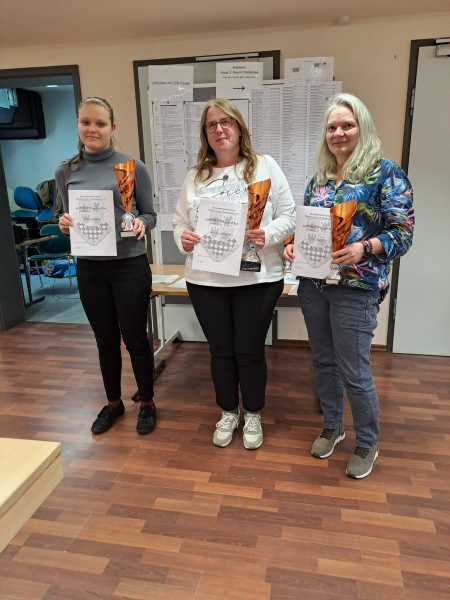 Frauen (v.l.n.r.): Vizemeisterin Celina Hopp (SV Gryps), Landesmeisterin Sandra Moutaqi (Volley-Tigers Ludwigslust 2000), 3. Doris Wulf (SC Mecklenburger Springer)