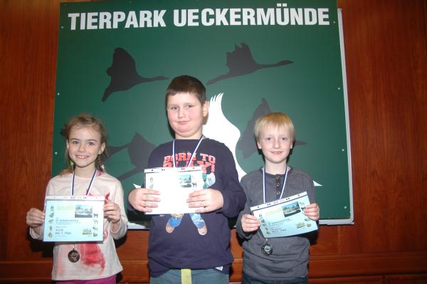 Endstand WK I (Klassenstufe 1  2), v.l.n.r.: 3. Platz: Amy Bre (Haff-GS Ueckermnde), 1. Platz: Benedict Stoll (GS Gebrder Grimm Anklam), 2. Platz: Piet Gromann (GS Ueckertal Pasewalk)