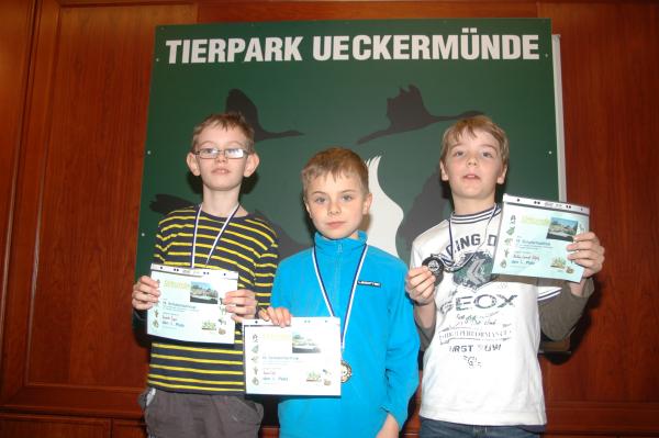 Endstand WK II (Klassenstufe 3  4), v.l.n.r.: 3. Platz: Dominik Zippel (GS Gebrder Grimm Anklam), 1. Platz: Aaron Bre (Haff  Grundschule Ueckermnde), 2. Platz: Mathis Lennart Klpzig (Montessori-GS Greifswald)