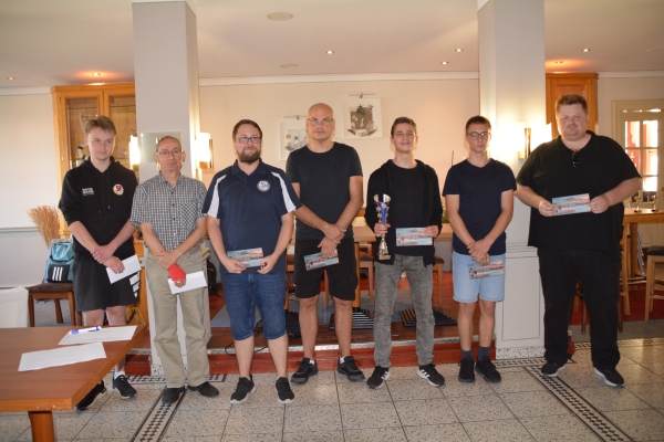 Plätze 1-7, v.l.n.r.: 6. Lorenz Beyer, 5. GM Rainer Knaak, 4. Robert Zentgraf, 2. GM Michael Richter, 1. Mikołaj Gbiorczyk, 3. Piotr Zaręba, 7. Arkadiusz Korbal